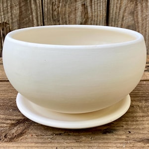 MACETA REDONDA DE CERÁMICA N.° 68. Maceta de arcilla blanca porosa hecha a torno. Cerámica de estudio.