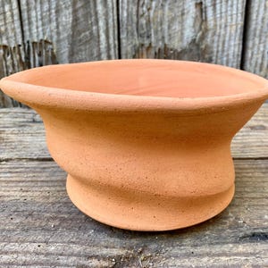 MACETA DE ARCILLA N.° 66. Una maceta de terracota sin esmaltar para una planta sana. Para interior/exterior.
