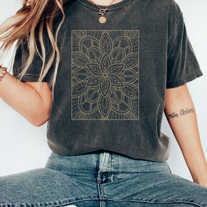 Camicia Mandala, camicia minimalista, camicia di fiori selvatici, camicia di loto yoga, camicia di fiori minimalista, camicia di fiori estetica, camicia di fiori yoga