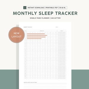 Op de afbeelding: Een printbare maandelijkse slaaptracker in zwart-wit met een lichtbruine accentkleur. De tracker heeft een raster om de slaapuren elke nacht te registreren en een sectie voor maandelijkse notities en patronen. De tekst "NIEUWE LAYOUT" staat in een cirkel met een lichtbruine achtergrond.