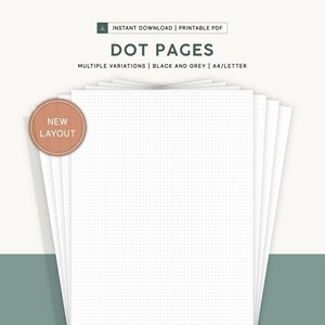 Op de afbeelding: Een stapel bedrukbare stippenrasterpagina's in A4/briefformaat. De pagina's zijn wit met lichtgrijze stippen. De tekst "NEW LAYOUT" staat op een bruine ronde sticker.