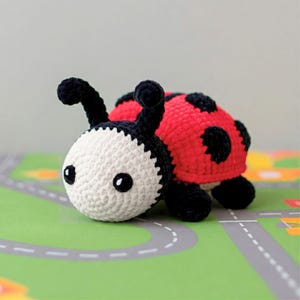 Modèle au crochet coccinelle, motif printanier, mignon gros amigurumi, petits projets de crochet pour débutants fil chenille, cadeau crochet facile