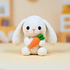 Schema all'uncinetto per coniglietto, schema all'uncinetto per Pasqua, simpatico coniglio amigurumi, piccoli progetti all'uncinetto primaverili per principianti, tutorial all'uncinetto con carote