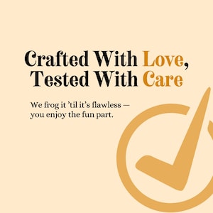 K&ouml;nnte beinhalten: Grafik mit dem Text "Crafted With Love, Tested With Care". Darunter steht der Satz "We frog it 'til it's flawless - you enjoy the fun part." Ein goldfarbenes H&auml;kchen befindet sich unten rechts.