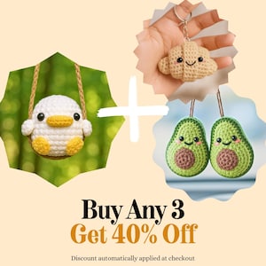K&ouml;nnte beinhalten: Eine Sammlung handgefertigter H&auml;kelartikel, darunter eine wei&szlig;e Ente auf einer Schaukel, ein hellbrauner Wolken-Schl&uuml;sselanh&auml;nger und zwei gr&uuml;ne Avocado-Ornamente. Der Text lautet: "Buy Any 3 Get 40% Off".