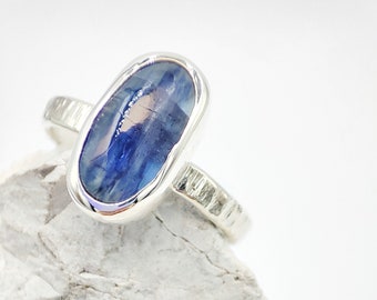 Kyanit-Ring von Glafx, stapelbarer Kyanit-Ring, zierlicher Edelstein-Ring, kleiner ovaler Kyanit-Ring, minimaler Edelstein-Ring, gehämmerter Silberring