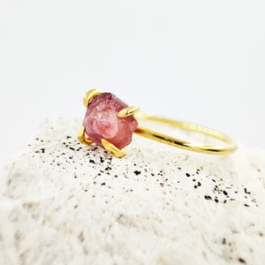 Elegant rå rubinring: 18K guldpläterad 925 sterlingsilver