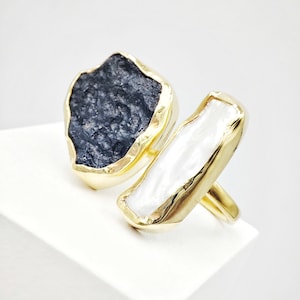 Anello con perla Keshi in tectite grezza: anello regolabile placcato oro 18 carati