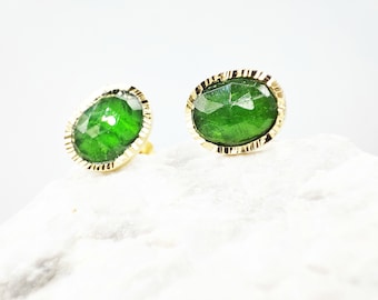 Delicados pendientes de turmalina verde hechos a mano: dorados o plateados