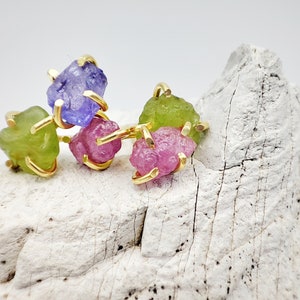 Pendientes de piedras preciosas en bruto: apatita, peridoto, rubí, tanzanita, turmalina