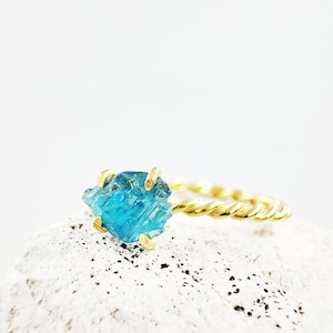 Raw Apatite Ring by Glafx, Natural Apatite Dainty Ring, Solitaire Blue Apatite Ring, Stacking Gemstone Ring, Apatite Birthstone Minimal Ring