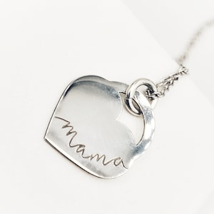 Colar Coração de Mãe da Glafx, Medalhão de Coração Minimalista, Colar com Pingente Gravado, Colar de Coração Personalizado, Pingente de Letra Personalizado, Presente para Mãe
