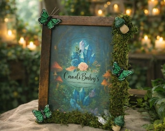 Cornice portafoto in muschio Fairycore con cristalli di quarzo trasparente / Decorazione per altare strega verde 5x7 / Regalo per feste in giardino con funghi e farfalle