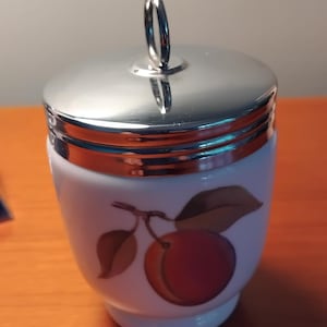 Um grande e antigo recipiente para ovos Royal Worcester