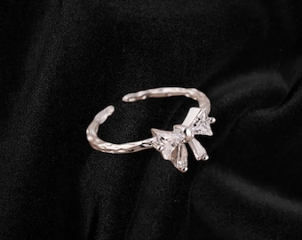 Anillo abierto de diamantes con lazo de mariposa
