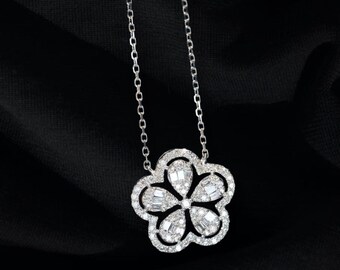 Collar de flores de María