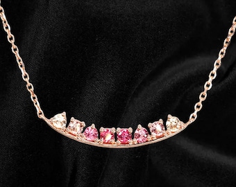 Collar de oro de 18 quilates y zafiro rosa degradado con sonrisa