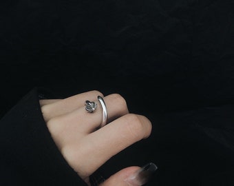 Anillo de plata 925 con forma de corona curvada y bastón