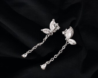 Pendientes de plata con forma de lágrima y forma de mariposa con diamantes
