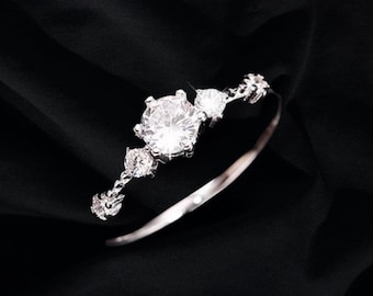 Anillo de plata con corona de cinco diamantes de princesa