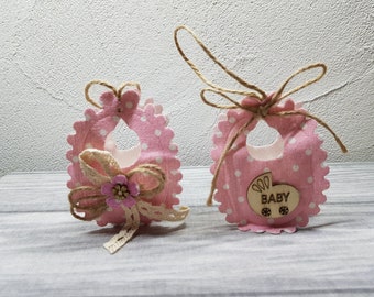 Stoff Anhänger Tasche Geschenk Mädchen Beutel Geburt Taufe Baby Rosa Lätzchen 2er Set