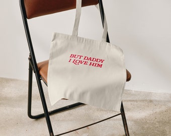 Maar papa, ik hou van hem Print Tote Bag • Neutrale TTPD esthetische Y2K, Swiftie Gift, kleine zeemeermin citaat | Rode Retro Typografie