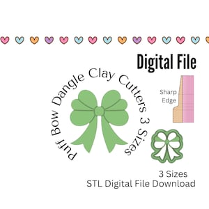 Puede incluir: Descarga de archivo digital para tres tamaños de un cortador de arcilla de lazo verde. El cortador está diseñado para crear un lazo de lazo hinchado. El texto "Puff Bow Dangle Clay Cutters 3 Sizes" está escrito en un círculo alrededor del lazo. La imagen también muestra un primer plano del borde afilado del cortador.