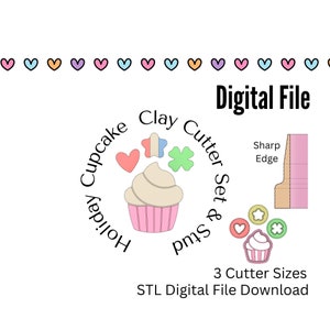 Op de afbeelding: Digitale download van drie STL-bestanden voor 3D-printen van een set klei-uitsteekvormen in de vorm van cupcakes met harten, sterren en klavertjesvier. De tekst "Holiday Cupcake Clay Cutter Set & Stud" staat in een cirkel rond de cupcake.