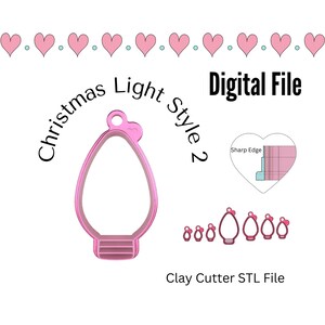 Pode incluir: Arquivo digital para um cortador de argila de luz de Natal. O arquivo inclui uma forma de lâmpada grande e cinco lâmpadas menores. A imagem mostra um contorno rosa do cortador sobre um fundo branco. O texto "Christmas Light Style 2" está escrito em um arco rosa acima do cortador. O texto "Digital File" está escrito em preto acima do cortador. O texto "Clay Cutter STL File" está escrito em preto abaixo do cortador.