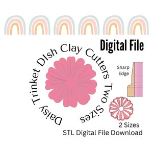 Könnte beinhalten: Digitaler Dateidownload für zwei Größen von margeritenförmigen Ton-Ausstechern. Die Ausstecher sind rosa und haben eine scharfe Kante. Der Text "Daisy Trinket Dish Clay Cutters Two Sizes" ist in einem Kreis um den größeren Ausstecher geschrieben.