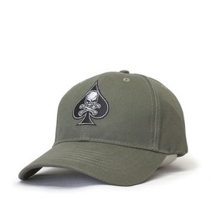 Casquette basse noire avec insignes pique de la mort, vert OD