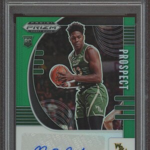 Puede incluir: Una tarjeta de baloncesto verde y negra con un jugador de baloncesto con un uniforme verde y blanco. La tarjeta es una tarjeta de novato Panini Prizm Green Prizm 2020 de Nathan Knight, un jugador de baloncesto para los William & Mary Tribe. La tarjeta está calificada PSA 10 Gem Mint.