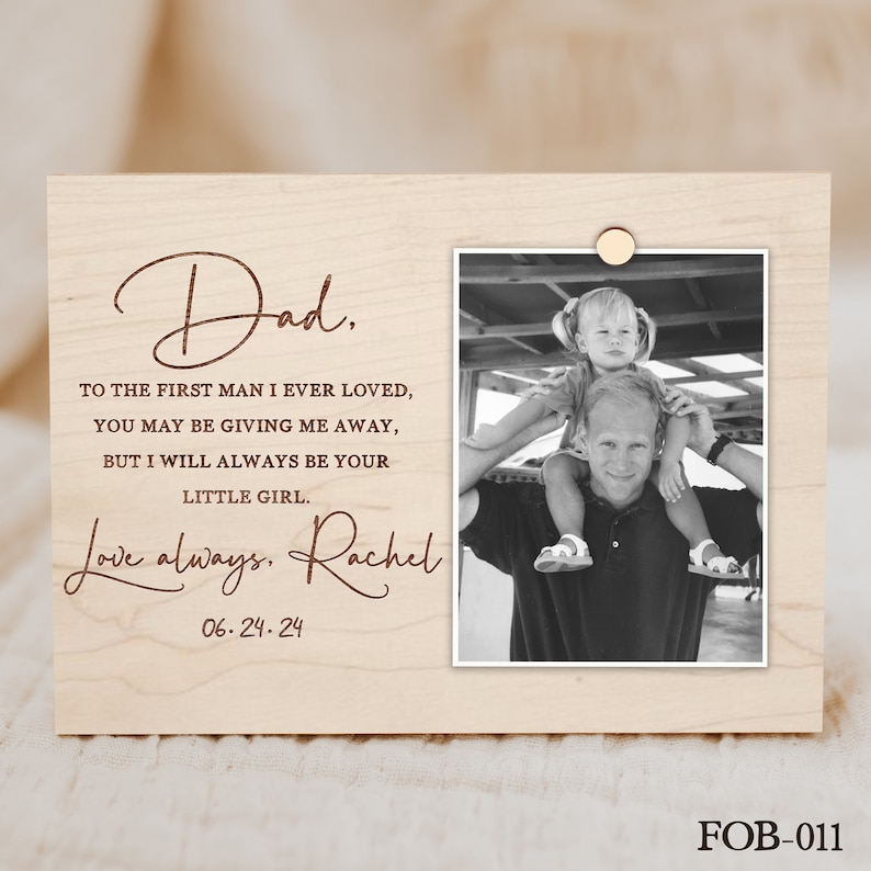 K&ouml;nnte beinhalten: Ein Holzschild mit einem Schwarzwei&szlig;foto von Vater und Tochter. Das Schild tr&auml;gt den Text "Dad. To the first man I ever loved, you may be giving me away, but I will always be your little girl. Love always, Rachel 06.24.24"
