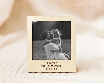 婚約ギフト、婚約写真フレーム、パーソナライズされた婚約カップルギフト、婚約したばかりのカップルの木製フォトフレーム、カスタムウェディングフォトフレーム