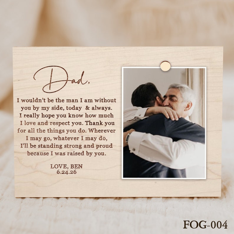 Puede incluir: Una placa de madera con una foto de dos personas abraz&aacute;ndose. La placa tiene un mensaje que dice: "Pap&aacute;. No ser&iacute;a el hombre que soy sin ti a mi lado, hoy y siempre. Realmente espero que sepas cu&aacute;nto te quiero y te respeto. Gracias por todo lo que haces. Dondequiera que vaya, lo que sea que haga, estar&eacute; de pie fuerte y orgulloso porque fui criado por ti. AMOR, BEN 6.24.26"