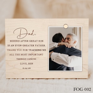 Puede incluir: Una placa de madera con una foto de dos personas abraz&aacute;ndose. El texto en la placa dice: "Pap&aacute;. Detr&aacute;s de un gran hijo hay un padre a&uacute;n m&aacute;s grande. Gracias por ense&ntilde;arme todas las cosas m&aacute;s importantes que s&eacute;. Con amor, Ben 6.24.26"
