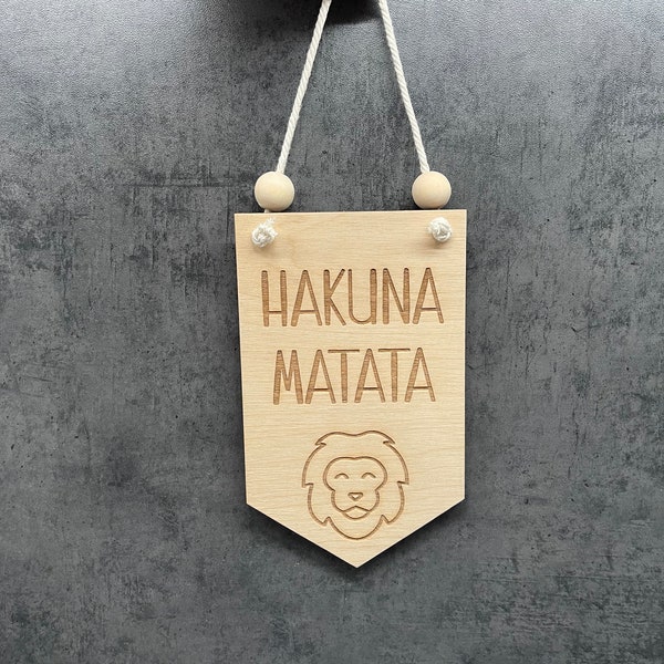 Schild aus Holz Hakuna Matata Banner Deko mit Löwe Gravur