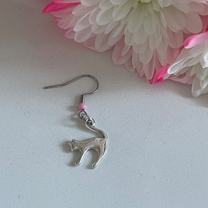 Cat dangle earrings, Gift for cat lovers, Silver cat earrings, Cat lover earrings, Cute cat earrings, Playful cat earrings, Gift for her,
