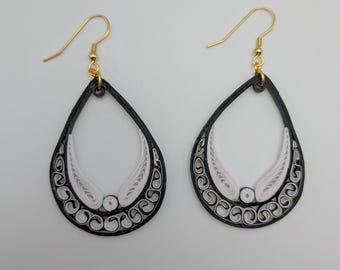 Pendientes de lágrima con técnica de filigrana de papel / Joyería botánica con motivos ornamentales en blanco y negro