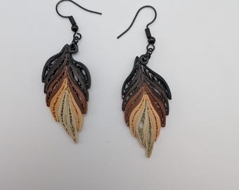 Pendientes de plumas con técnica de quilling / Pendientes colgantes con efecto degradado / Joyería bohemia / Pendientes ligeros / Pendientes llamativos