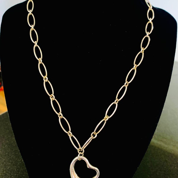 TIFFANY and Co.ELSA PERETTI  Retired Design Oval Link Choker Length Necklace with Open Heart Pendant.