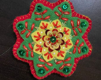 Ornamento de feltro feito à mão | Ornamento bordado à mão | Ornamento de floco de neve de arte popular