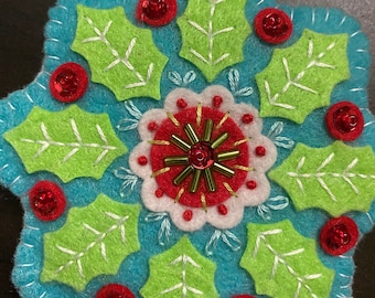 Ornamento de feltro feito à mão | Ornamento bordado à mão | Ornamento de floco de neve de arte popular