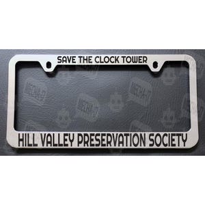 Może przedstawiać: Srebrna metalowa ramka na tablicę rejestracyjną z napisem "Save the Clock Tower Hill Valley Preservation Society" czarnymi literami.