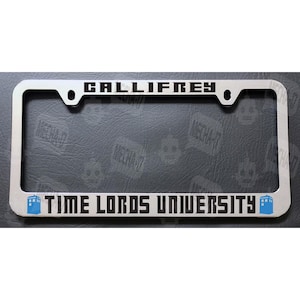 Marco de matrícula cromado de la Universidad de los Señores del Tiempo de Gallifrey