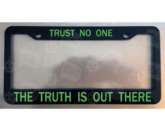 No confíes en nadie, la verdad está ahí fuera. Marco para matrícula negro brillante.