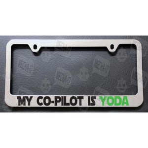 Moldura de placa cromada My Co-pilot Is Yoda