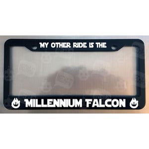 Può includere: Cornice per targa nera con testo bianco che recita "My other ride is the Millennium Falcon". La cornice ha un contorno bianco del Millennium Falcon su ogni lato.