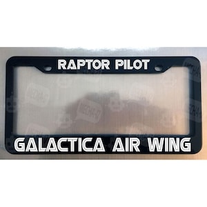 Moldura de placa preta brilhante Raptor Pilot Galactica Air Wing