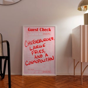 Może przedstawiać: R&oacute;żowy rachunek gościa w ramce z ręcznie napisanym czerwonym tekstem, kt&oacute;ry brzmi "Cheeseburger, Large Fries, and a Cosmopolitan". Rachunek zawiera datę, godzinę, liczbę gości i numer kelnera.